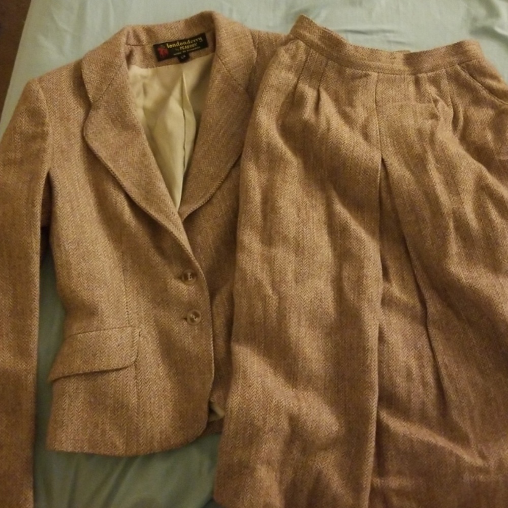 Vintage beige wool suit/skirt